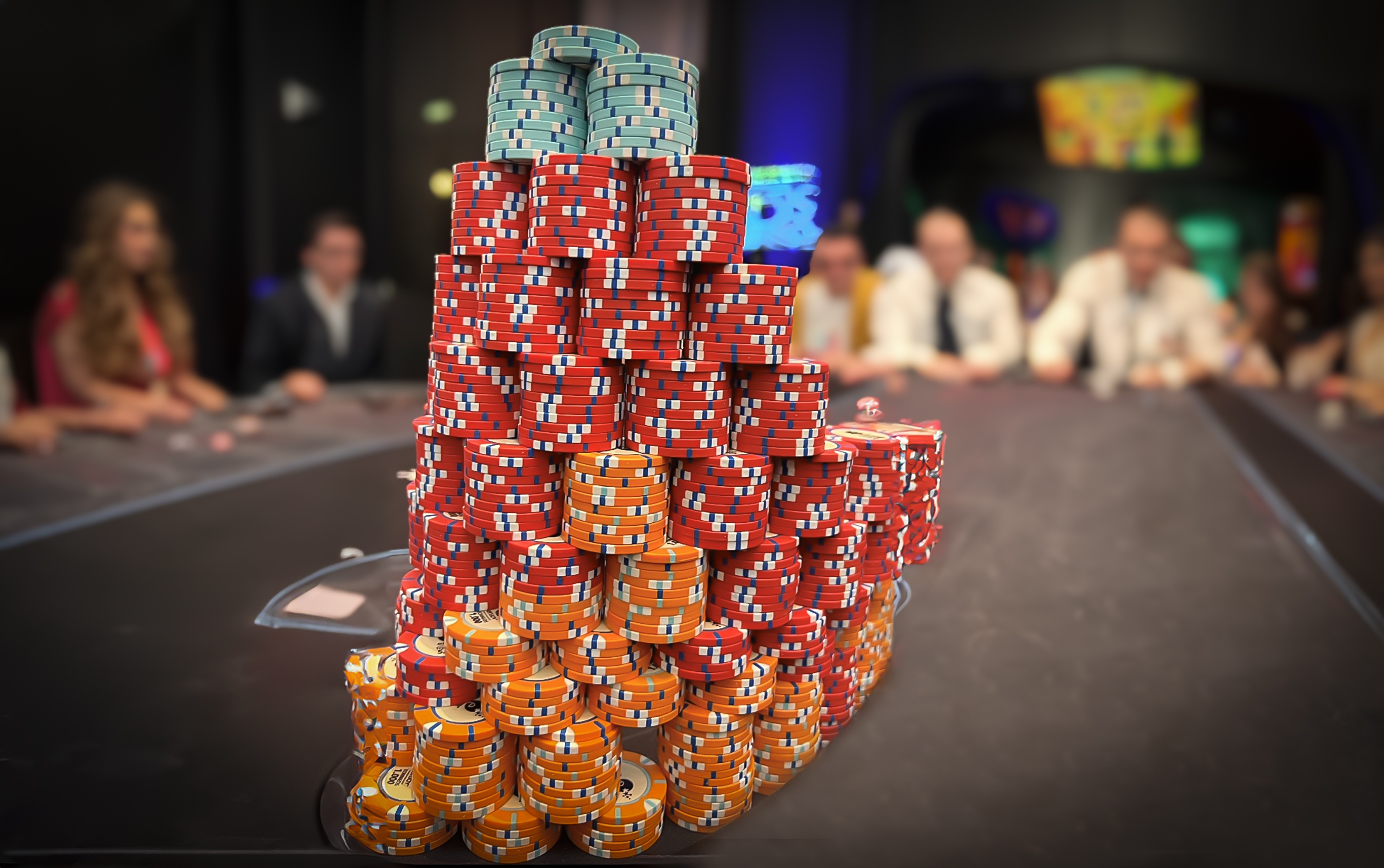 Oscar Alache llega al día 3 como chip leader con esta muralla china de fichas